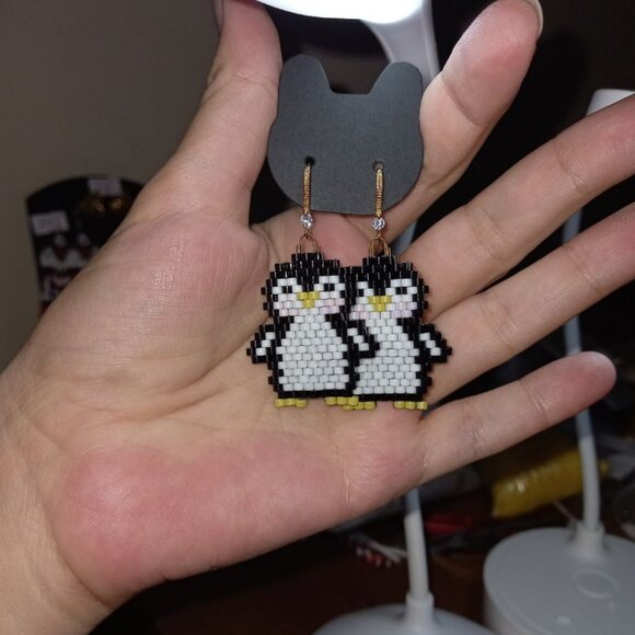 ❄️🐧 Adorable Beaded Penguin Earrings 🐧❄️ 18K Gold Plated Hooks - Picture 7 of 7